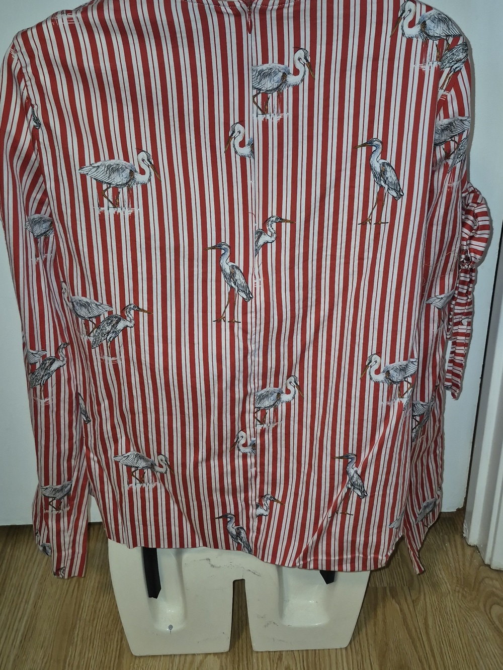 💥5/35 Zara Red and White Striped Bird-Accent Blouse Size S - Picture 2 of 4